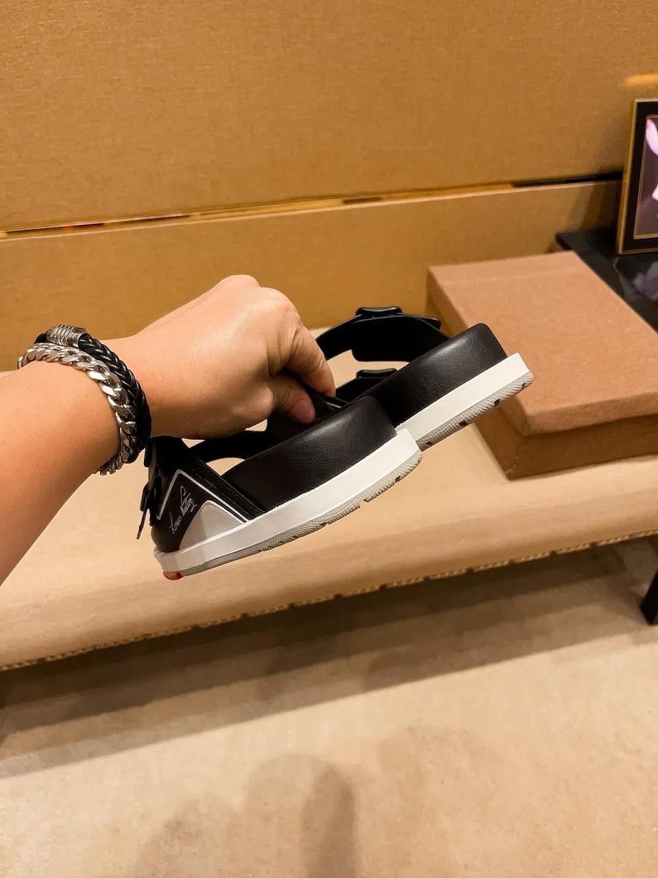 Men's shoes 💰 380 💰 New model on the market 🔥 [LV 🔥 Slippers] High-end 1:1 mold customization of first-layer cowhide, original upgraded version of the outsole, lighter and non-slip. The market's top quality, fashionable and trendy, versatile and popular, simple yet tasteful, a must-have for fashionistas, exuding a fashionable and casual atmosphere, fashion is at your feet, full of confidence, the same style at the counter 👍The season of spring and summer slippers is here, they are super beautiful to wear, 38-44, multiple colors available🔥